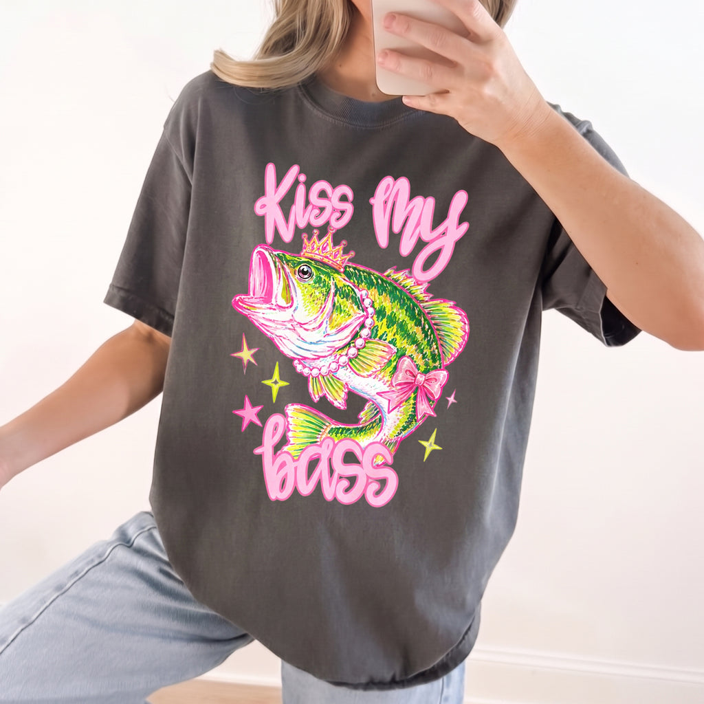 BojjiCo Kiss My Bass Bow Graphic T-Shirt Funny Coquette Preppy Y2K Aesthetic Light Pink Cotton Tee Girly Fishing Gift For Her Pearl Necklace Fish Crown Design Summer Crewneck Novelty Fishing Top Apparel