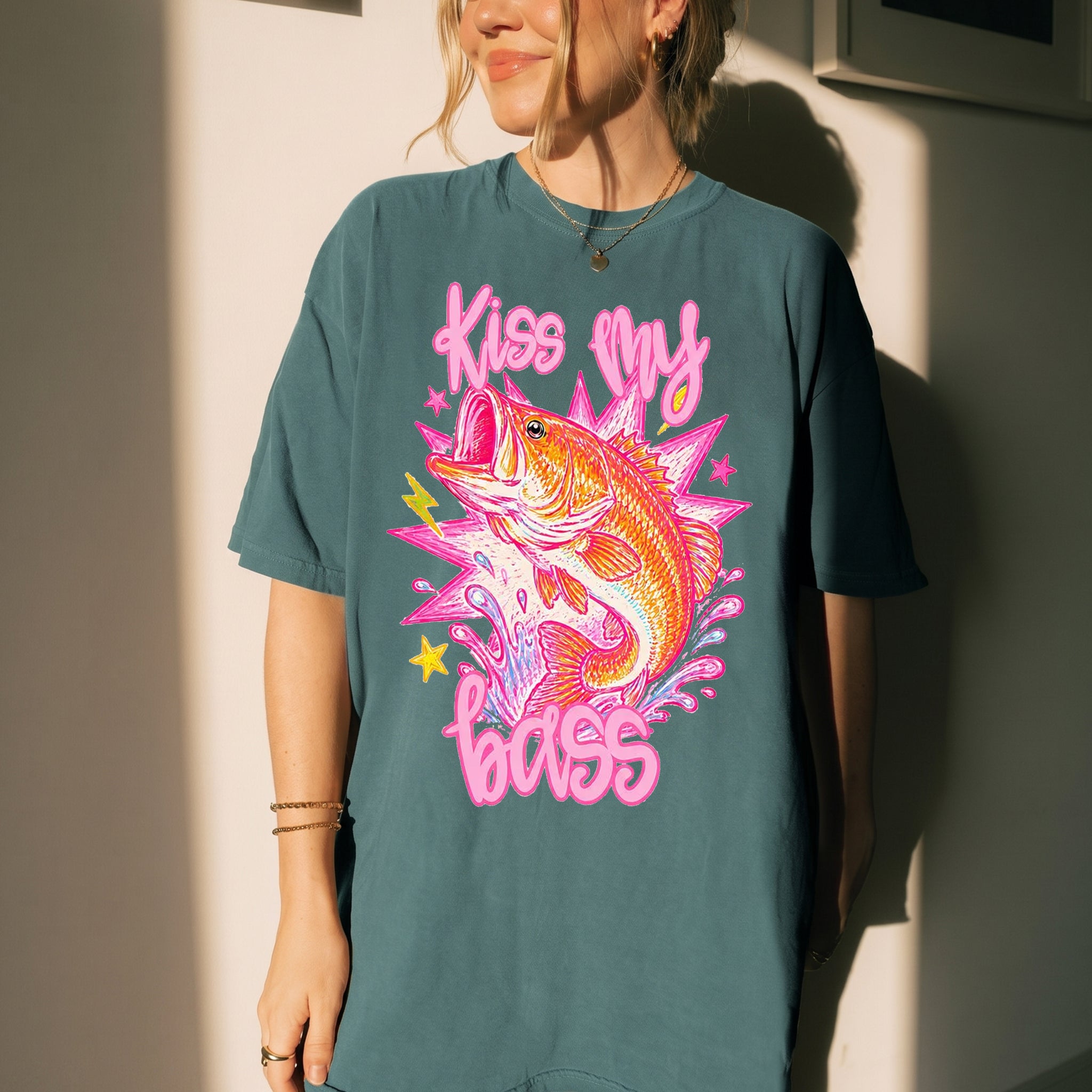 BojjiCo Kiss My Bass Funny Fishing Graphic T-Shirt For Women Preppy Coastal Lake Aesthetic Summer Outfit White Cotton Y2K Retro Pastel Neon Fish Tee Largemouth Bass Angler Gift For Her Trendy Novelty Fishing Apparel
