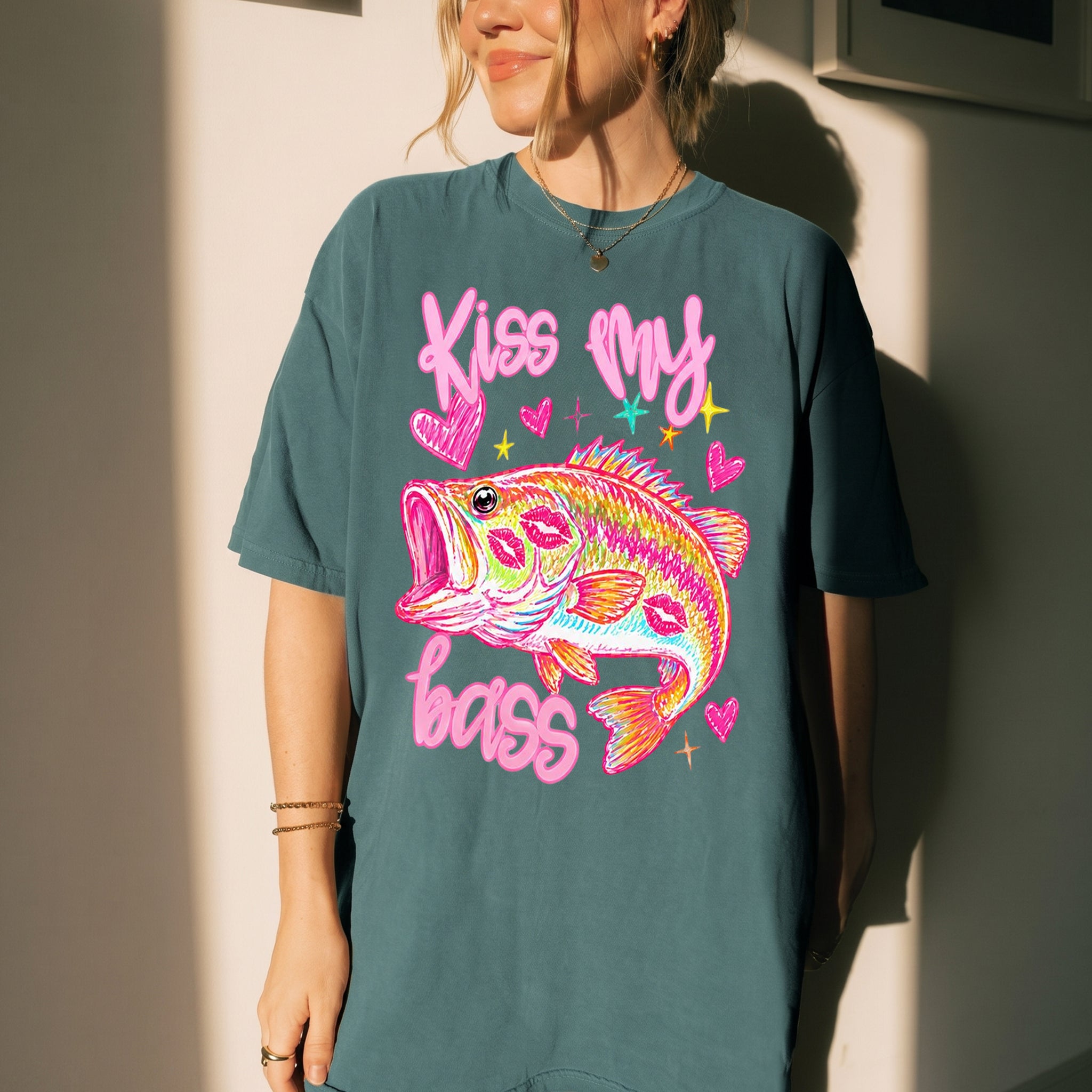 BojjiCo Trendy Kiss My Bass Graphic T-Shirt For Women Preppy Coquette Y2K Aesthetic Pink Cotton Blend Funny Fishing Gifts Vintage Fisher Tee Summer Tops Limited Edition Birthday Gift For Her Unisex Streetwear Garment Casual Crewneck T-Shirt