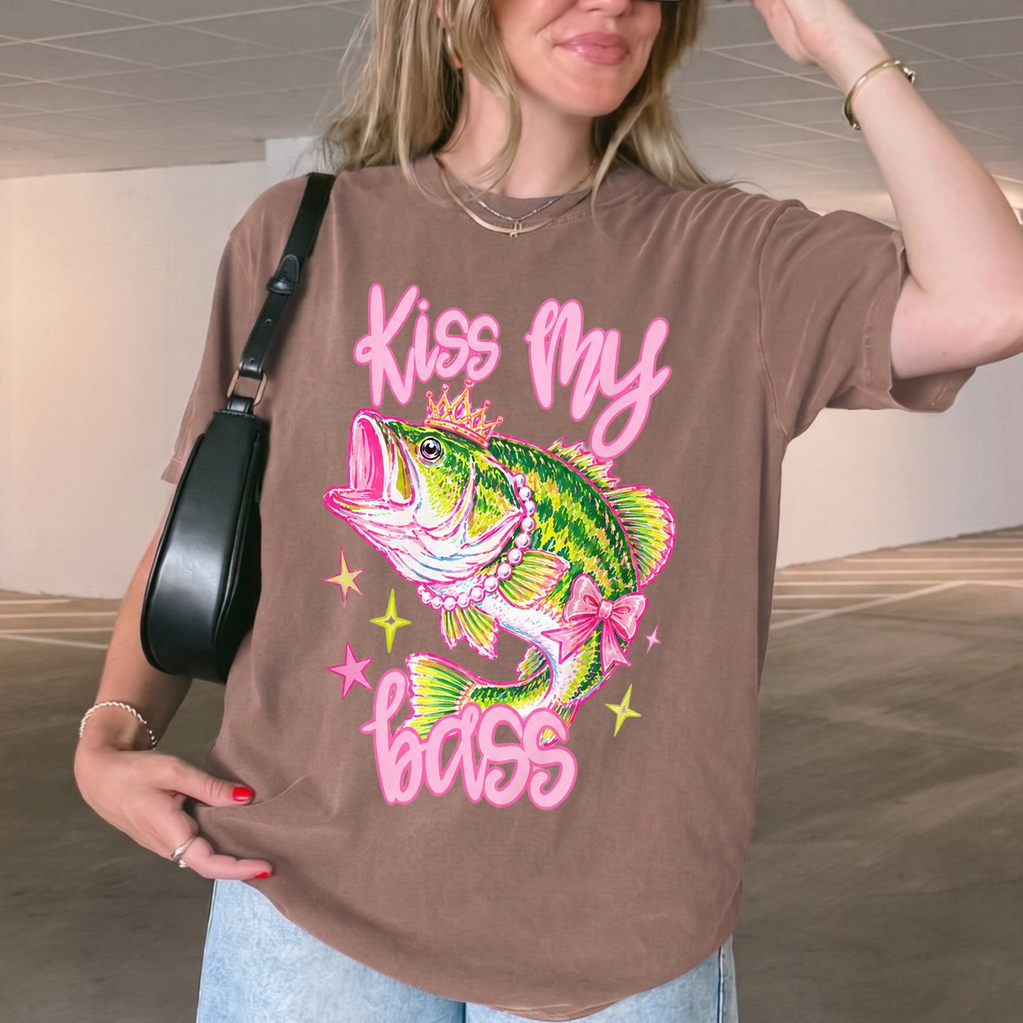 BojjiCo Kiss My Bass Bow Graphic T-Shirt Funny Coquette Preppy Y2K Aesthetic Light Pink Cotton Tee Girly Fishing Gift For Her Pearl Necklace Fish Crown Design Summer Crewneck Novelty Fishing Top Apparel