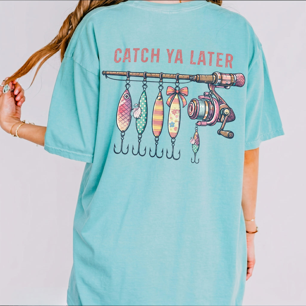BojjiCo Catcher Ya Later Fishing T-Shirt Cute Catch Ya Later Graphic Tee Coquette Fishing Lures Rod Retro Women Fisherman Gift Trendy Summer Beach Oversized T-Shirt Aesthetic Funny Pink Fishing Rod Bow Shirt