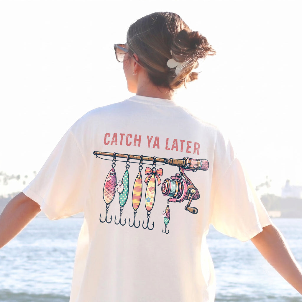 BojjiCo Catcher Ya Later Fishing T-Shirt Cute Catch Ya Later Graphic Tee Coquette Fishing Lures Rod Retro Women Fisherman Gift Trendy Summer Beach Oversized T-Shirt Aesthetic Funny Pink Fishing Rod Bow Shirt