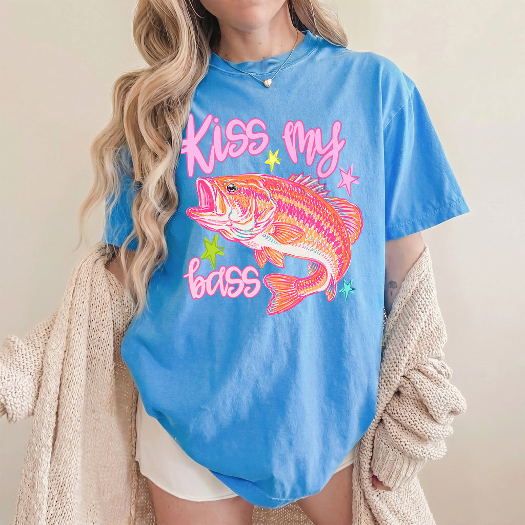 BojjiCo Kiss My Bass Graphic Tee For Women Preppy Coastal Retro Aesthetic Royal Blue Cotton T-Shirt Pastel Pink Fishing Summer Lake Outfit Funny Angler Gift Large Mouth Bass Southern Prep Y2K Trendy Clothes