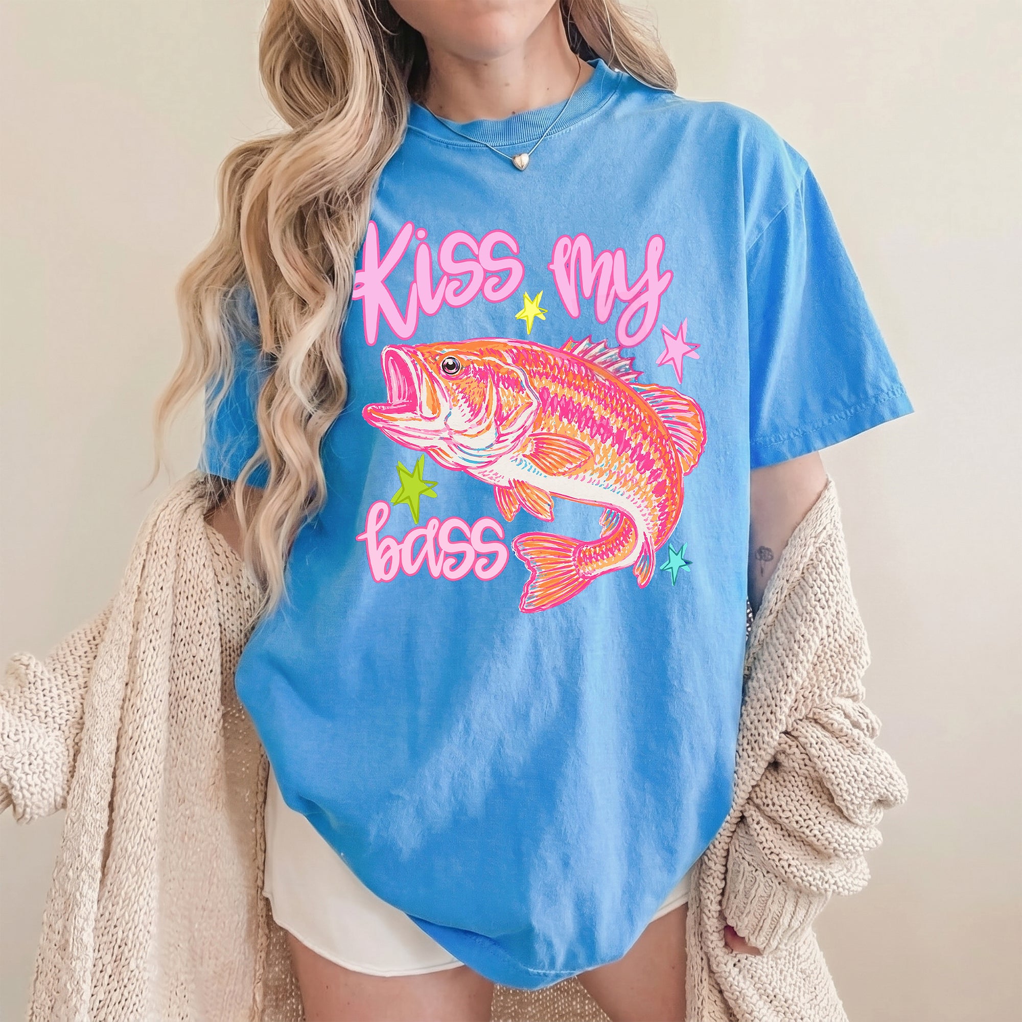 BojjiCo Kiss My Bass Graphic Tee For Women Preppy Coastal Retro Aesthetic Royal Blue Cotton T-Shirt Pastel Pink Fishing Summer Lake Outfit Funny Angler Gift Large Mouth Bass Southern Prep Y2K Trendy Clothes