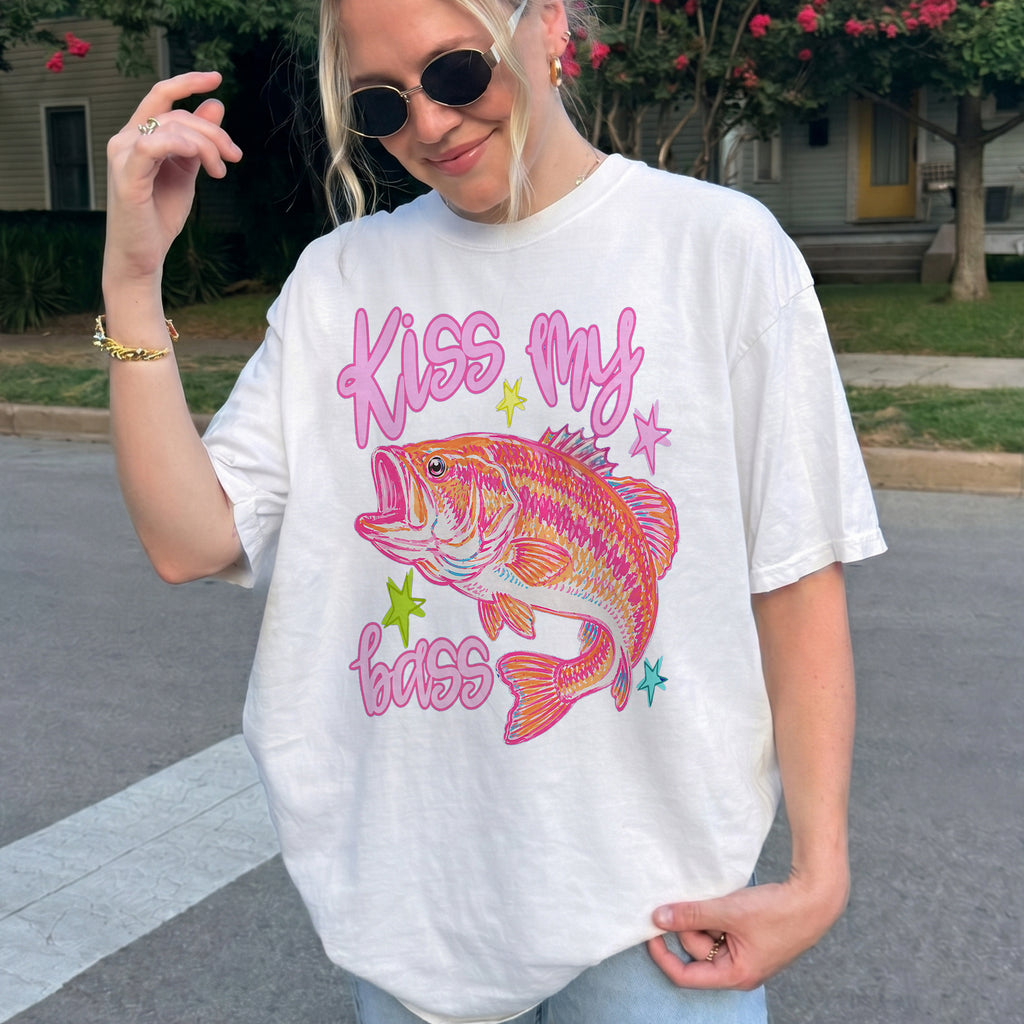 BojjiCo Kiss My Bass Graphic Tee For Women Preppy Coastal Retro Aesthetic Royal Blue Cotton T-Shirt Pastel Pink Fishing Summer Lake Outfit Funny Angler Gift Large Mouth Bass Southern Prep Y2K Trendy Clothes