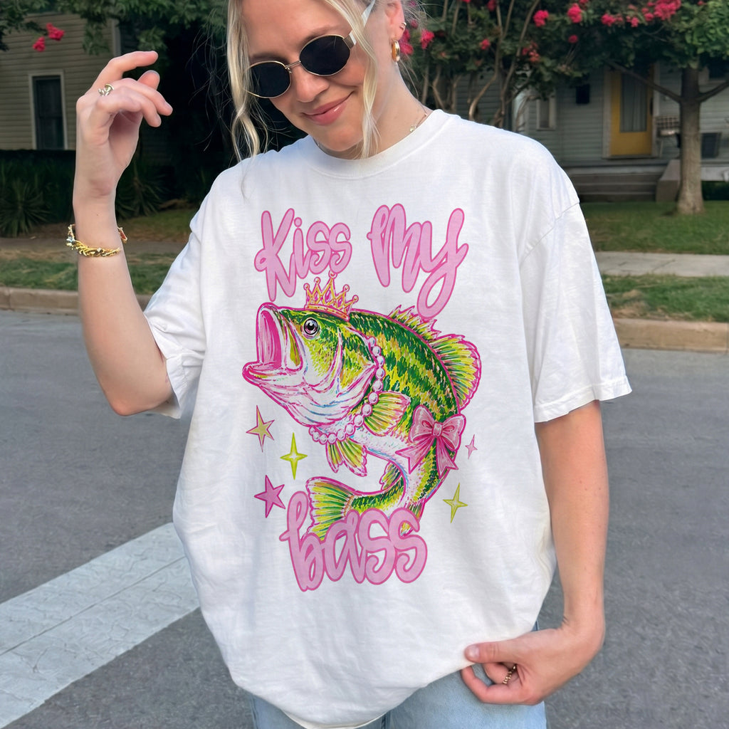 BojjiCo Kiss My Bass Bow Graphic T-Shirt Funny Coquette Preppy Y2K Aesthetic Light Pink Cotton Tee Girly Fishing Gift For Her Pearl Necklace Fish Crown Design Summer Crewneck Novelty Fishing Top Apparel