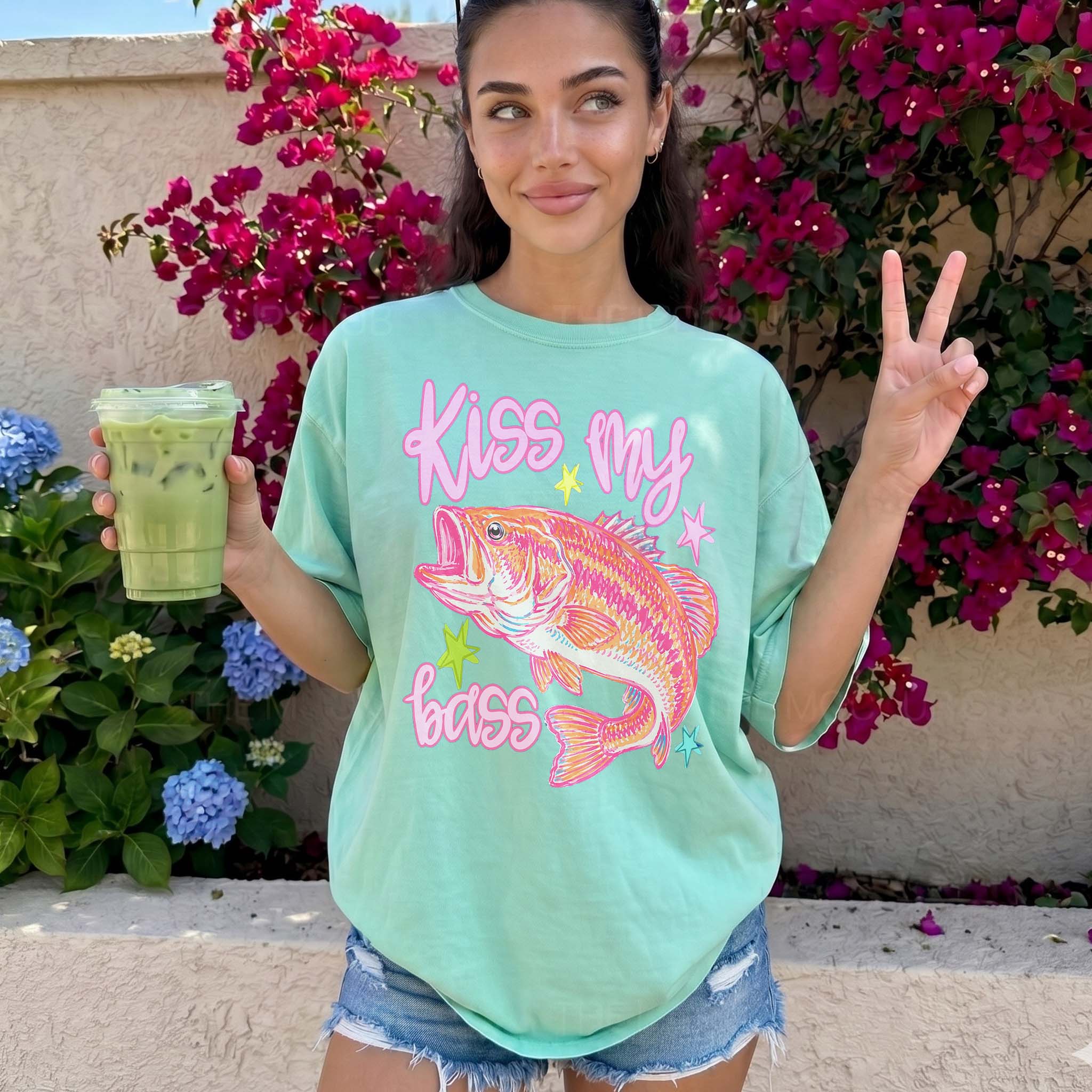 BojjiCo Kiss My Bass Graphic Tee For Women Preppy Coastal Retro Aesthetic Royal Blue Cotton T-Shirt Pastel Pink Fishing Summer Lake Outfit Funny Angler Gift Large Mouth Bass Southern Prep Y2K Trendy Clothes