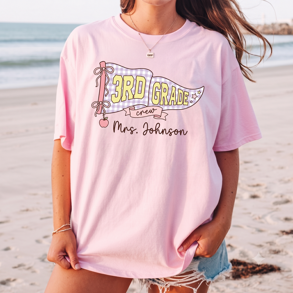 Personalized Preschool Crew Teacher Shirt T-Shirt Teachers Preppy Coquette Pastel Yellow Cotton Custom Name And Grade Pennant Flag Bow Detail Apple Graphic Oversized Fit Back To School Tee Pre School 1st Grade