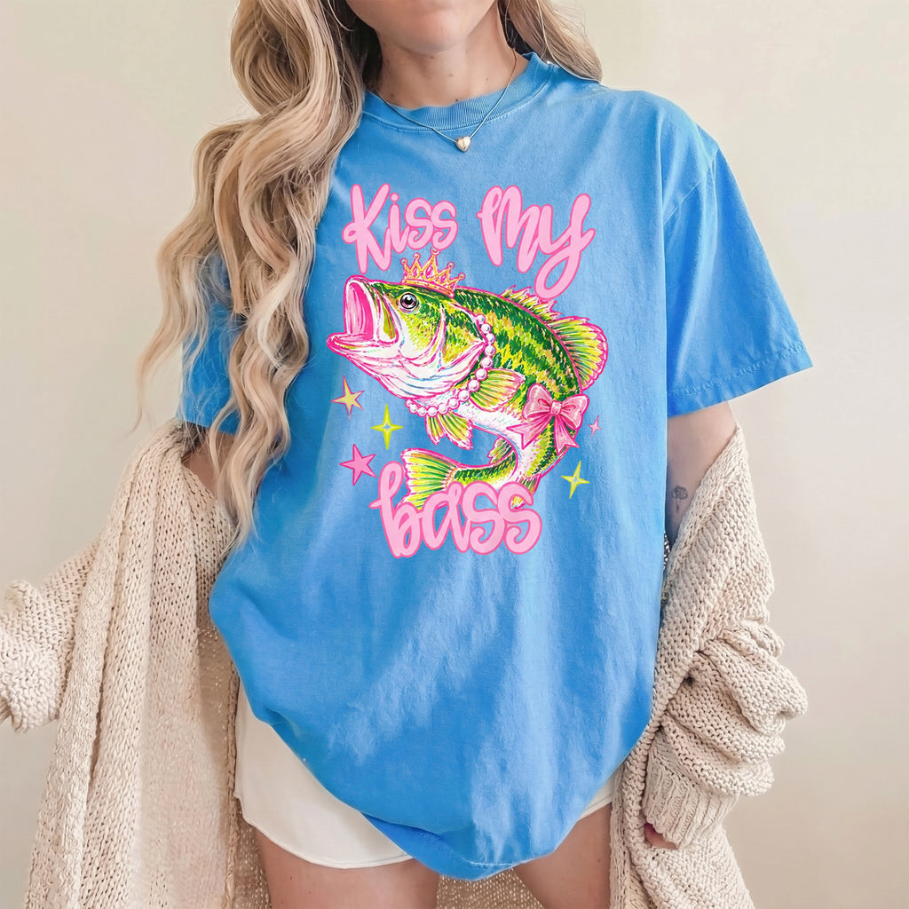 BojjiCo Kiss My Bass Bow Graphic T-Shirt Funny Coquette Preppy Y2K Aesthetic Light Pink Cotton Tee Girly Fishing Gift For Her Pearl Necklace Fish Crown Design Summer Crewneck Novelty Fishing Top Apparel
