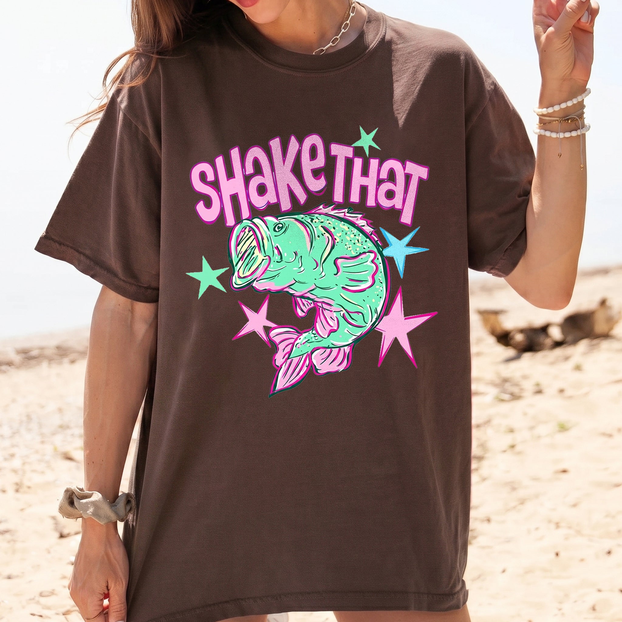 Shake That Bass T-Shirt Y2K Oversized Graphic Tee Preppy Lake Life Retro Summer Girls Trip Beachwear Shirt Sassy Fishing Largemouth Bass Coquette Pink Green Blue Print Boat Day Crew Neck Top