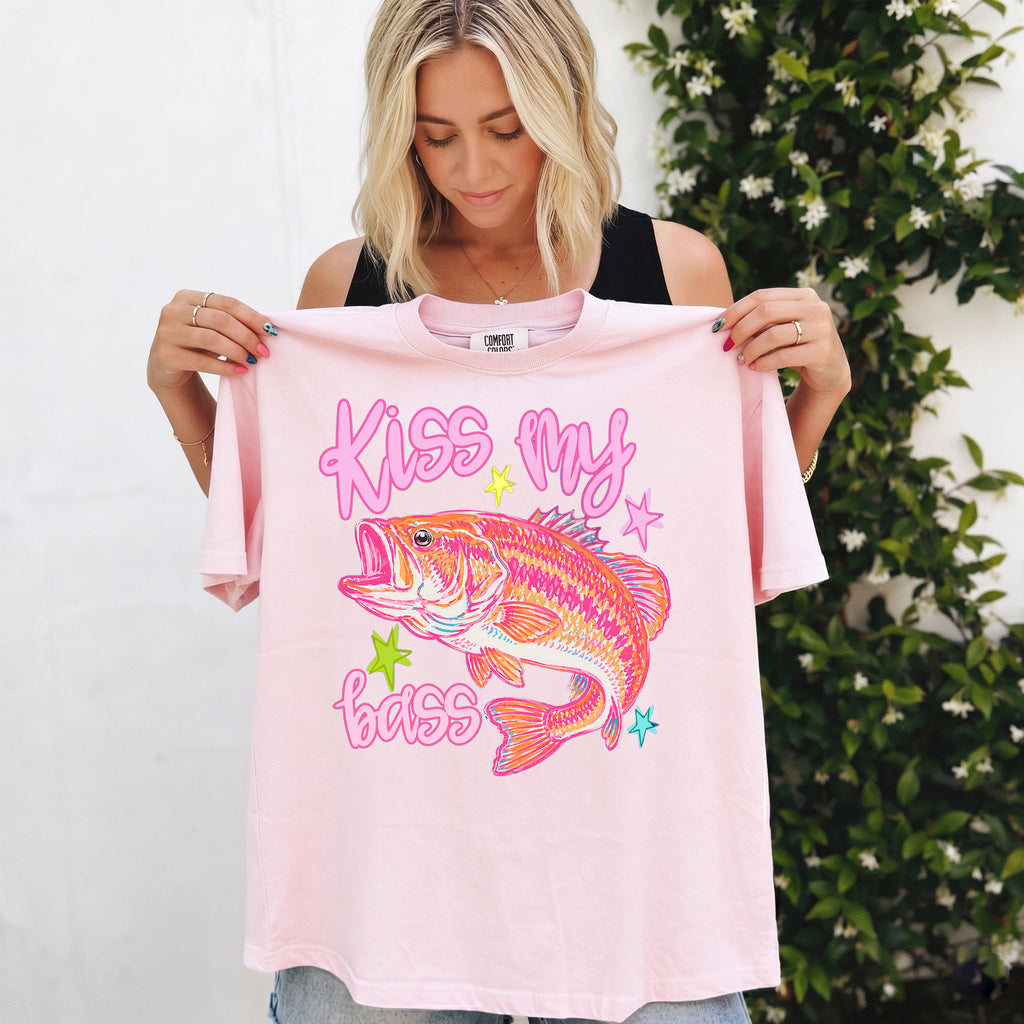 BojjiCo Kiss My Bass Graphic Tee For Women Preppy Coastal Retro Aesthetic Royal Blue Cotton T-Shirt Pastel Pink Fishing Summer Lake Outfit Funny Angler Gift Large Mouth Bass Southern Prep Y2K Trendy Clothes