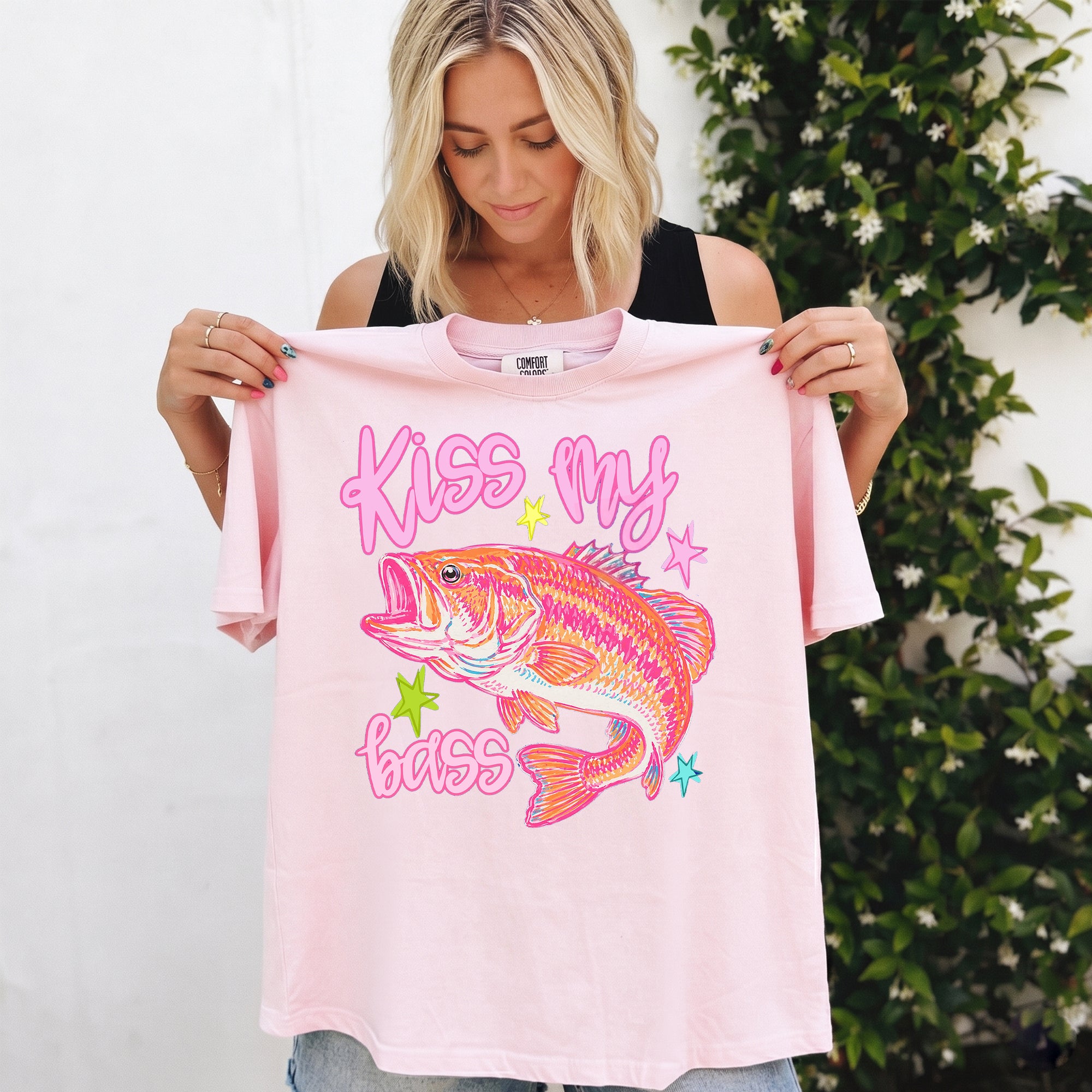 BojjiCo Kiss My Bass Graphic Tee For Women Preppy Coastal Retro Aesthetic Royal Blue Cotton T-Shirt Pastel Pink Fishing Summer Lake Outfit Funny Angler Gift Large Mouth Bass Southern Prep Y2K Trendy Clothes
