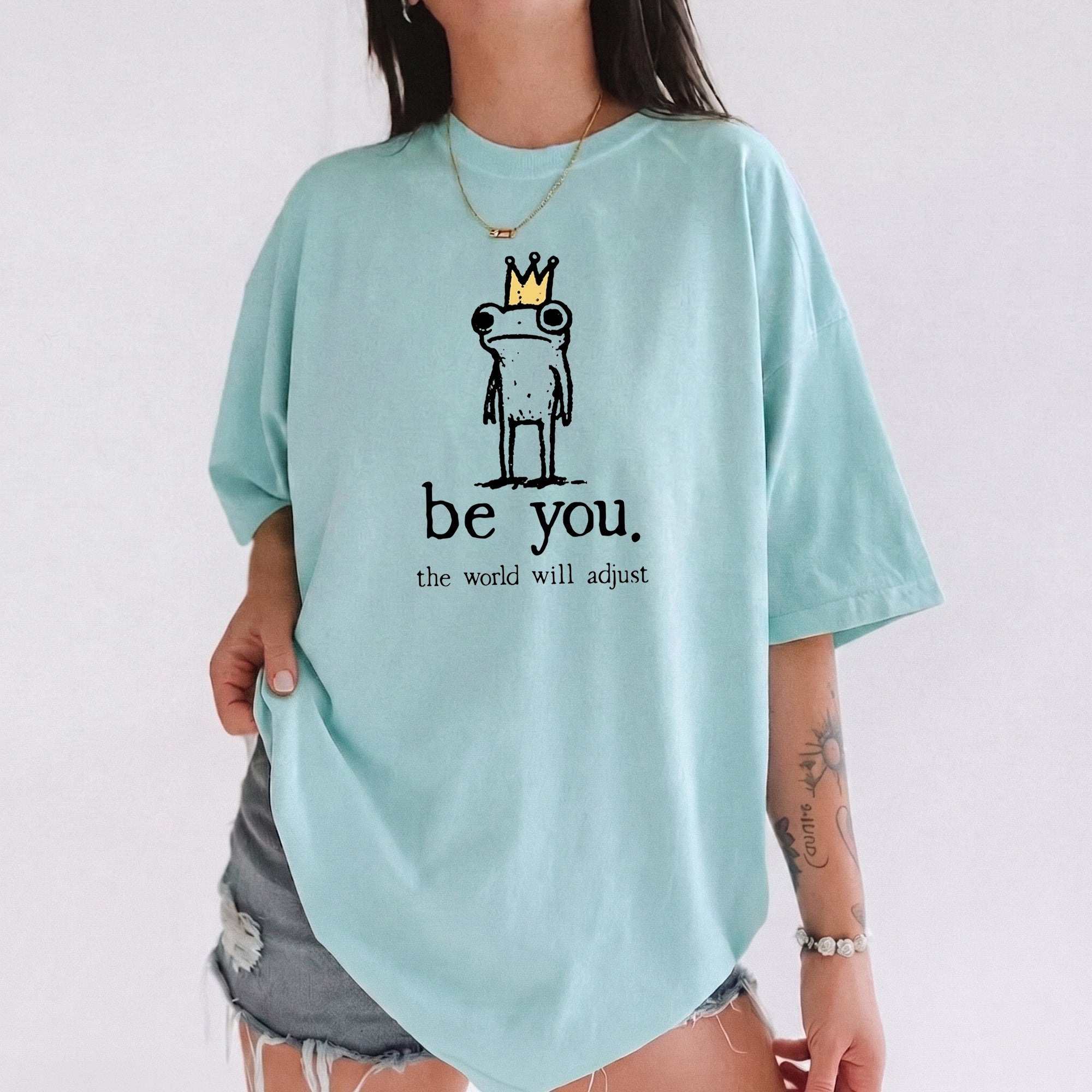 BojjiCo Crown Frog Be You The World Will Adjust T-Shirt Unisex Japanese Streetwear Vintage Stays True To Self Washed Aesthetic Light Beige Cotton Graphic Tee Grumpy Frog Novelty Meme Shirt For Casual Everyday Wear
