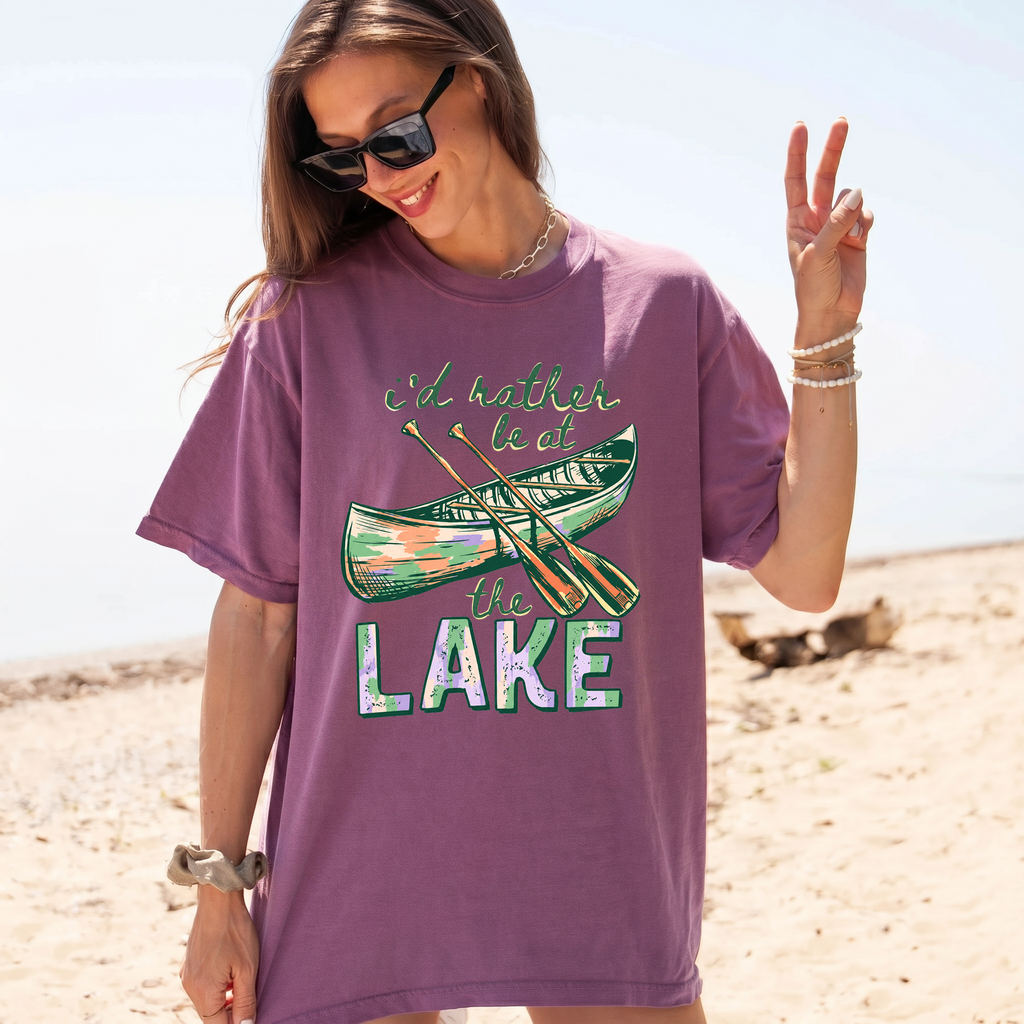 I'd Rather Be At The Lake Shirt Graphic T-Shirt For Lake Day Girl Trip Preppy Lakecore Granola Girl Oversized Fit Crew Neck With Green Purple Canoe Illustration Typography Print Retro Summer Vacation Boating Tee.