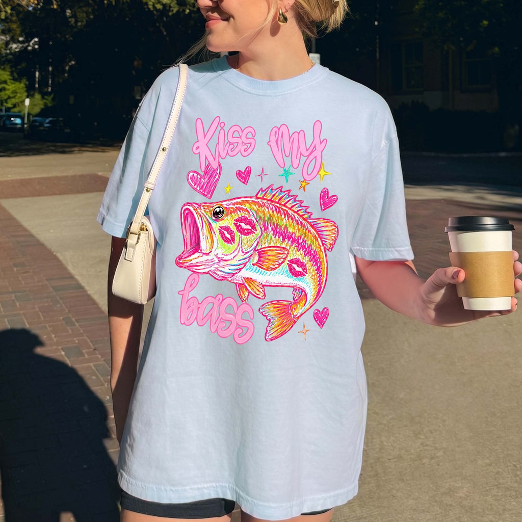 BojjiCo Trendy Kiss My Bass Graphic T-Shirt For Women Preppy Coquette Y2K Aesthetic Pink Cotton Blend Funny Fishing Gifts Vintage Fisher Tee Summer Tops Limited Edition Birthday Gift For Her Unisex Streetwear Garment Casual Crewneck T-Shirt
