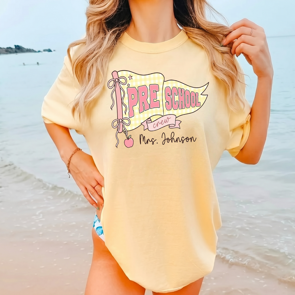 Personalized Preschool Crew Teacher Shirt T-Shirt Teachers Preppy Coquette Pastel Yellow Cotton Custom Name And Grade Pennant Flag Bow Detail Apple Graphic Oversized Fit Back To School Tee Pre School 1st Grade