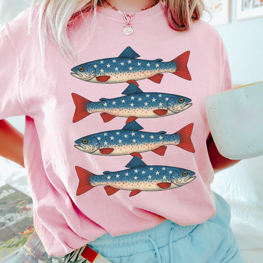 Bojjico Patriotic American Flag Trout Fish Oversized Graphic T-Shirt for Women Vintage Retro Americana Aesthetic Faded Charcoal Cotton Tee 4th of July Fishing Apparel Summer Loose Casual Top Independence Day Bass Fisherman Shirt Gift