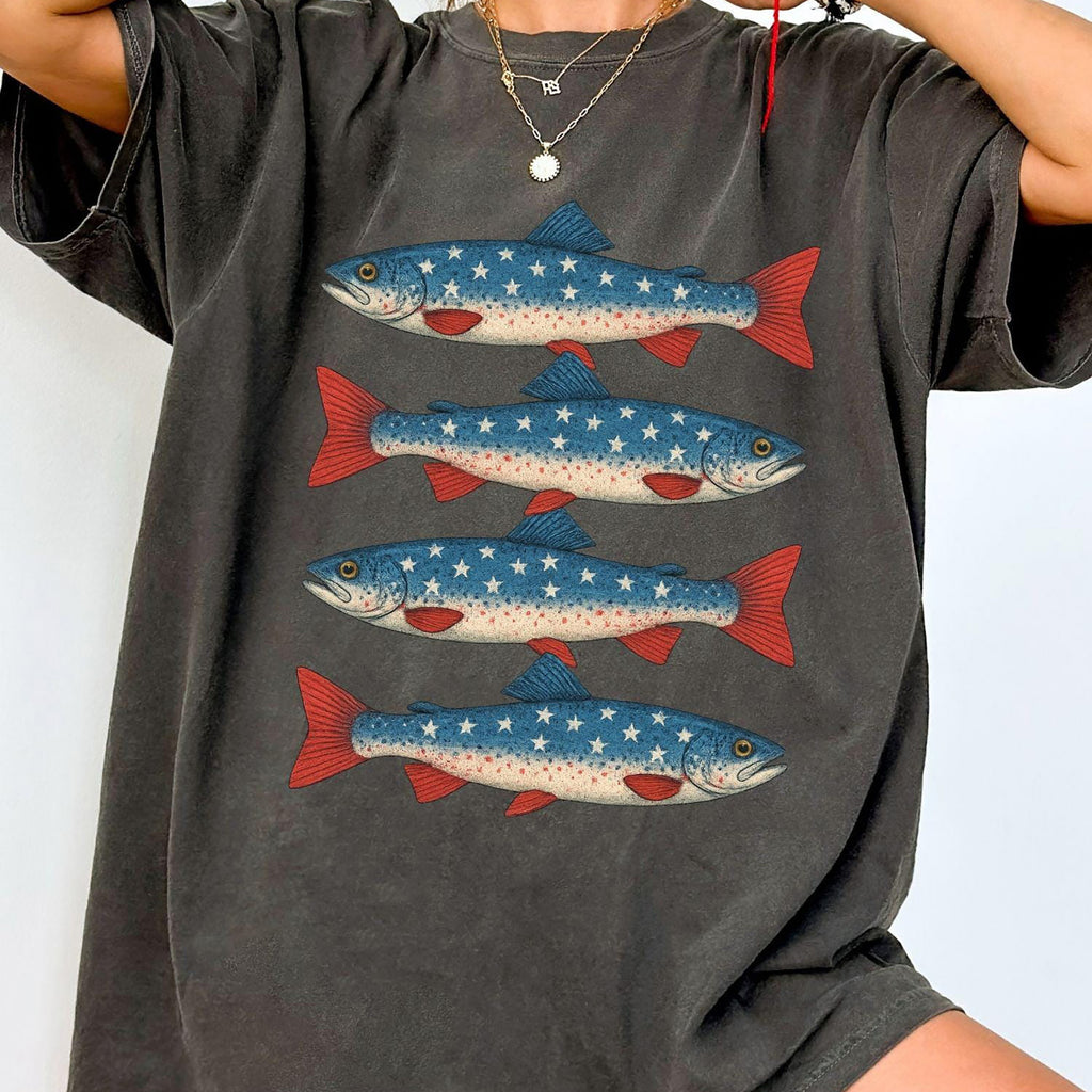 Bojjico Patriotic American Flag Trout Fish Oversized Graphic T-Shirt for Women Vintage Retro Americana Aesthetic Faded Charcoal Cotton Tee 4th of July Fishing Apparel Summer Loose Casual Top Independence Day Bass Fisherman Shirt Gift