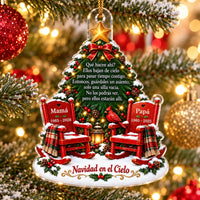 Close-up of a Spanish memorial acrylic Christmas ornament featuring red rocking chairs labeled Mamá and Papá with Spanish