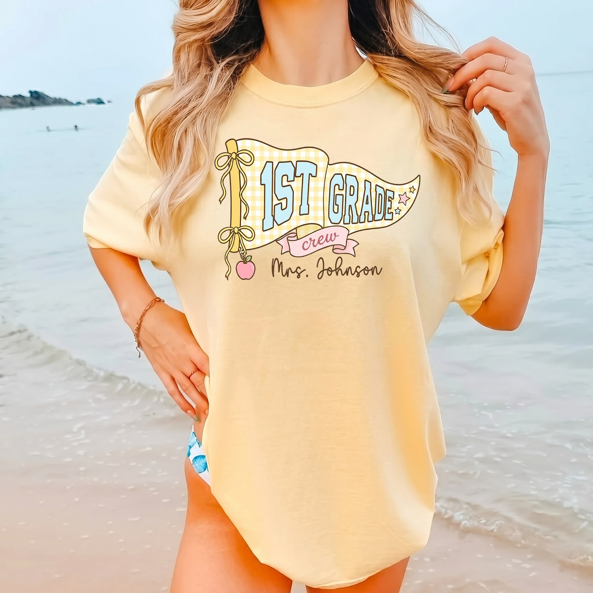 Personalized Preschool Crew Teacher Shirt T-Shirt Teachers Preppy Coquette Pastel Yellow Cotton Custom Name And Grade Pennant Flag Bow Detail Apple Graphic Oversized Fit Back To School Tee Pre School 1st Grade