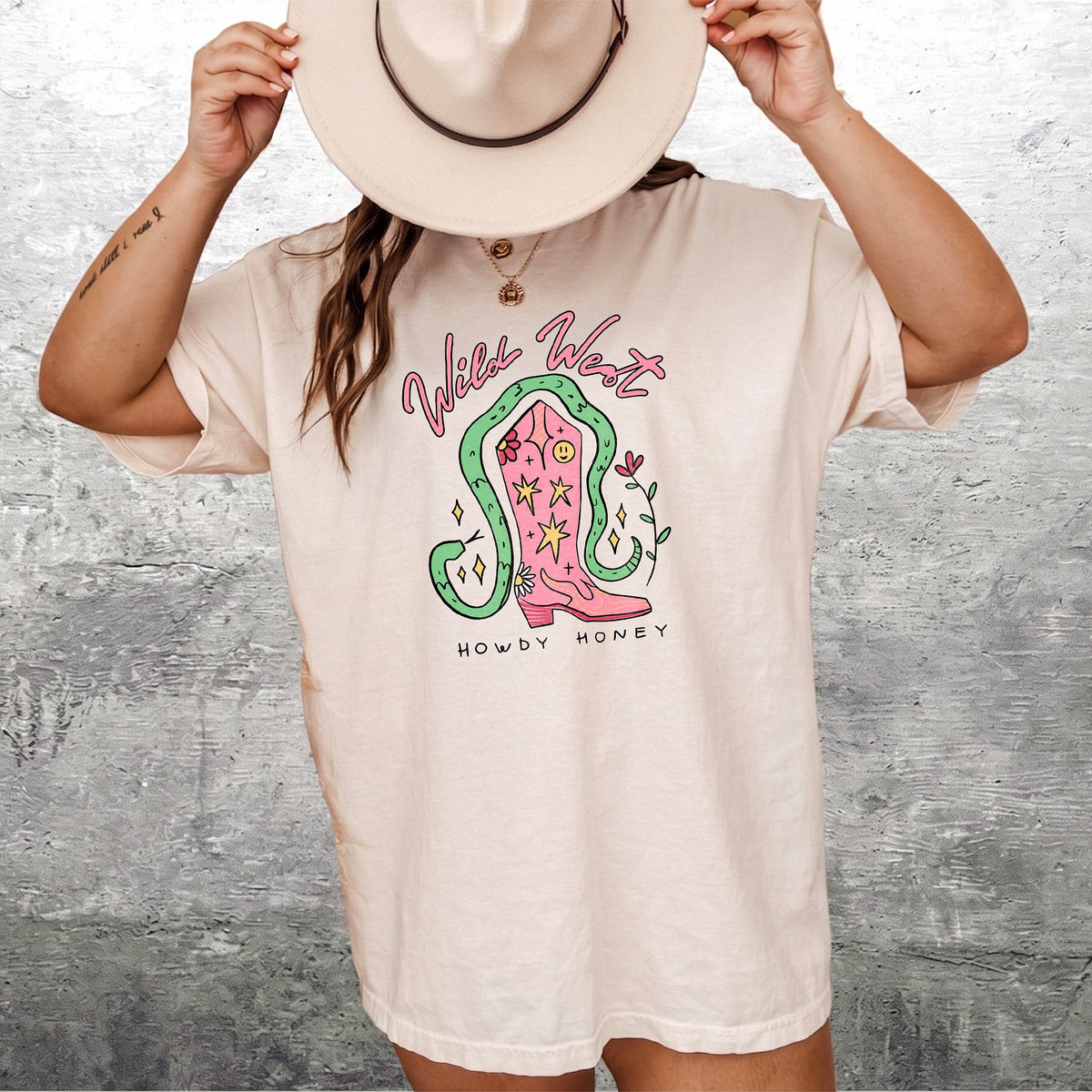 Howdy Honey Wild West Graphic Tee Cute Rodeo Cowgirl Shirt Country Music Festival T-Shirt